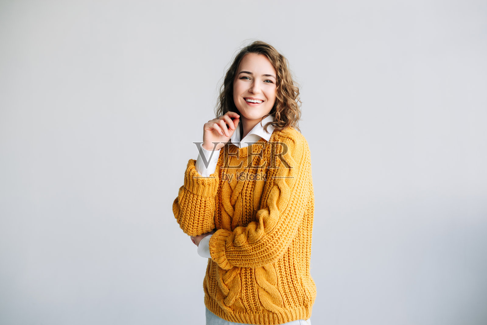 快乐的年轻女子:微笑，美丽，迷人的模特-积极，开朗，漂亮-卷发学生笑，看着相机-孤立的白色背景肖像-表达和满意的表情照片摄影图片