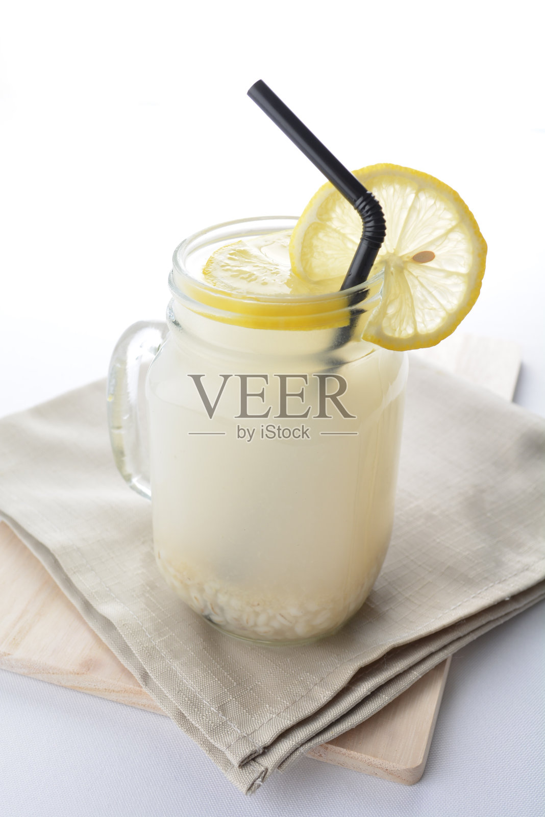 冰镇健康柠檬大麦汁，配柠檬片鸡尾酒杯，灰色背景亚洲饮料照片摄影图片