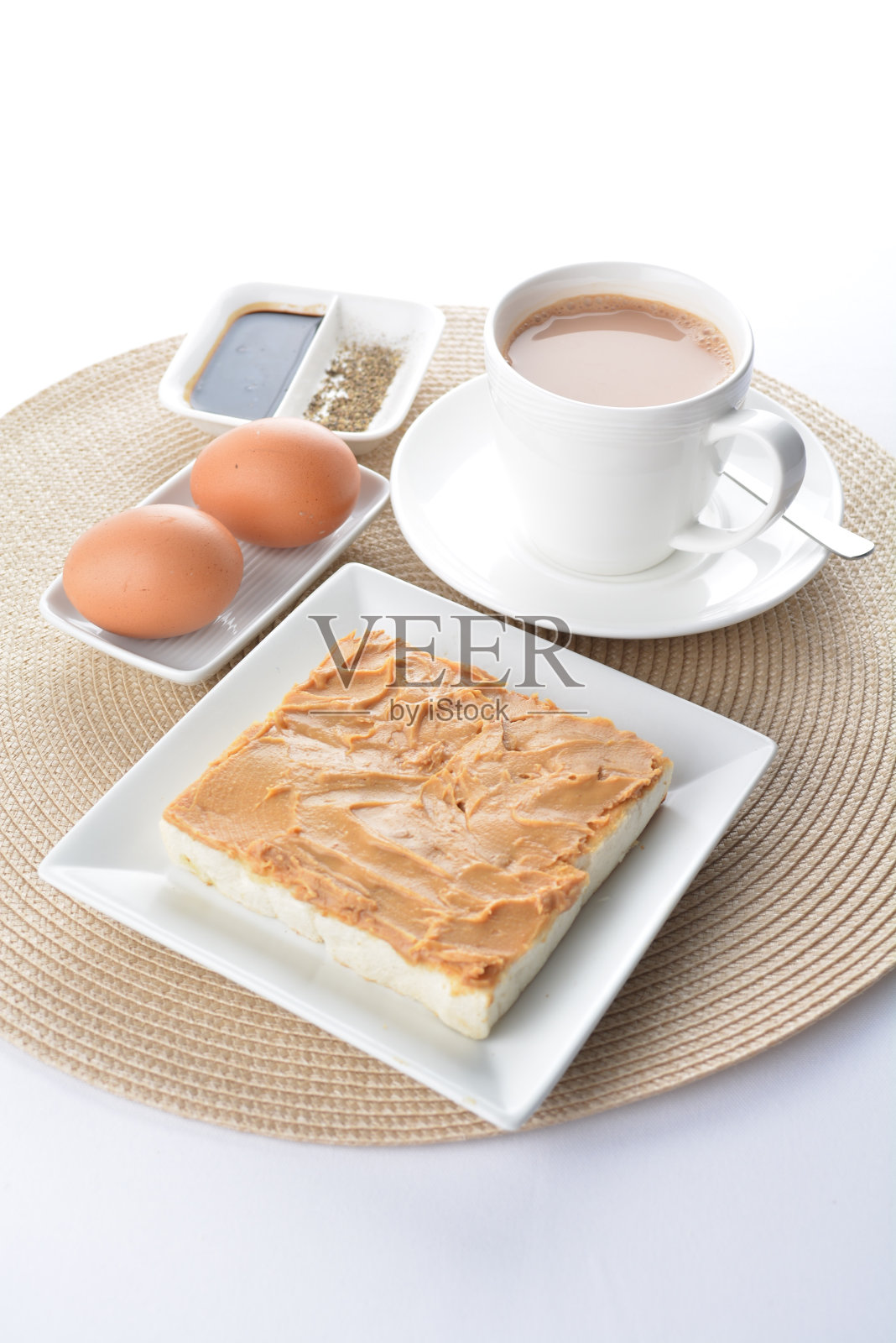 花生酱吐司面包半熟鸡蛋热咖啡早餐套餐（清真食品，亚洲风味）照片摄影图片