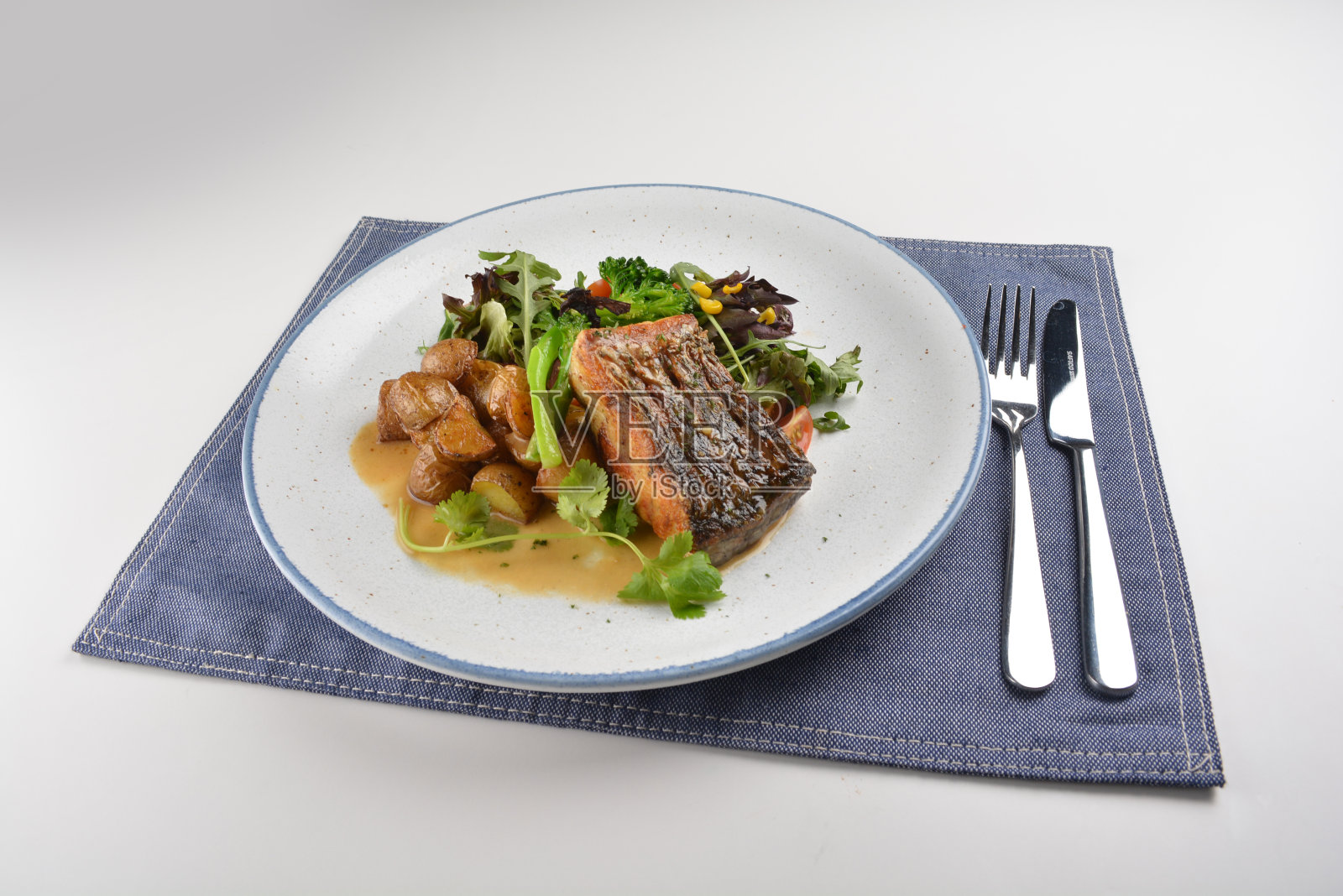 平底锅烧烤新鲜鳕鱼，鲑鱼，石斑鱼片在厨师酱与土豆，玉米和蔬菜在盘子白色桌子餐厅豪华酒店西餐厅清真菜单照片摄影图片