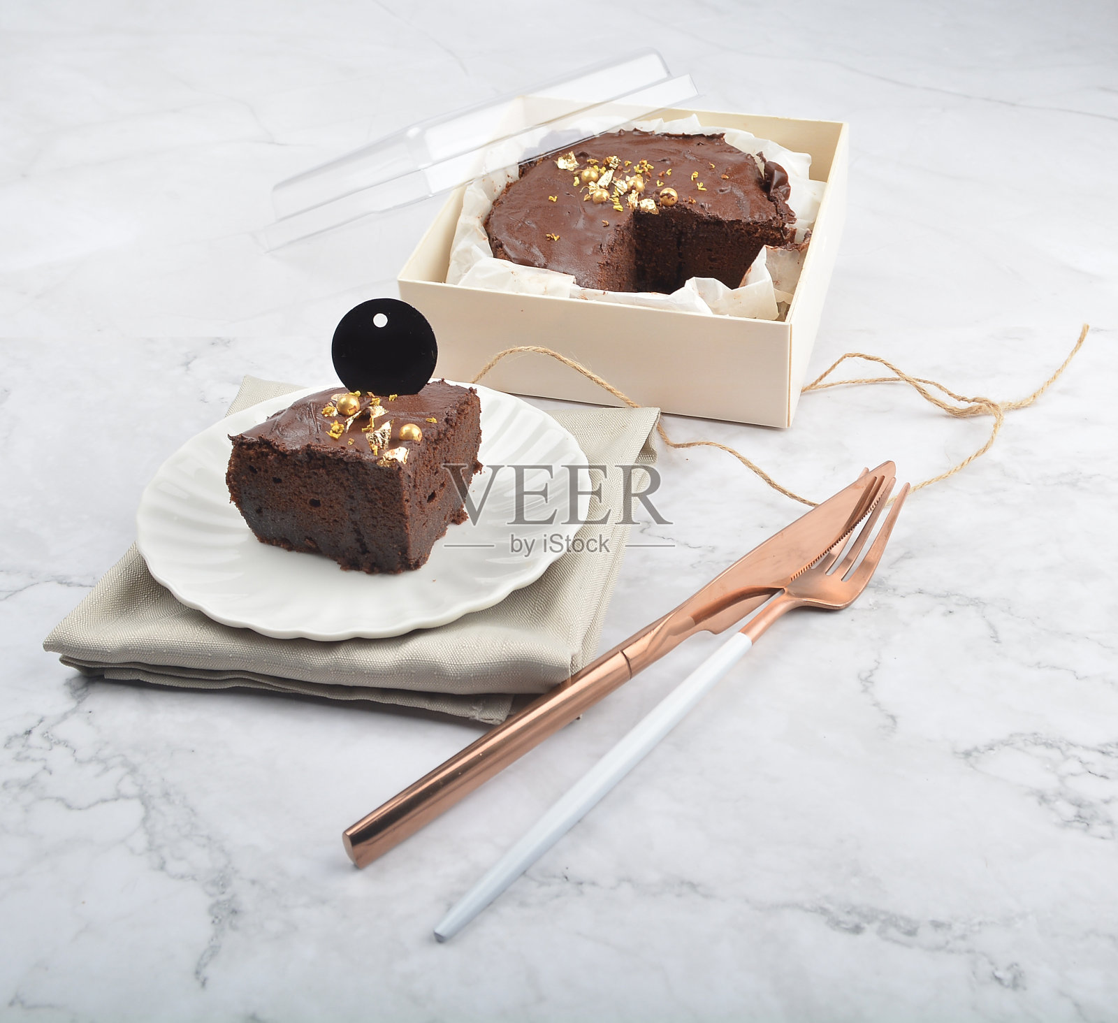 优质新鲜烘焙黑可可巧克力布朗尼金花和伯爵灰花生圆形生日蛋糕核桃木便当盒白色大理石清真食品甜品菜单糕点咖啡馆照片摄影图片