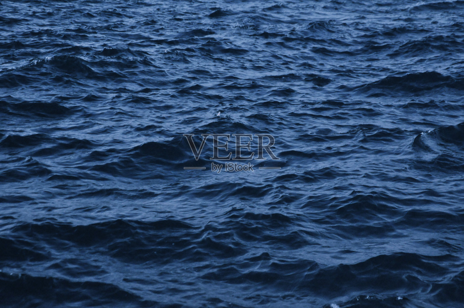 伊斯坦布尔博斯普鲁斯海峡的海浪照片摄影图片