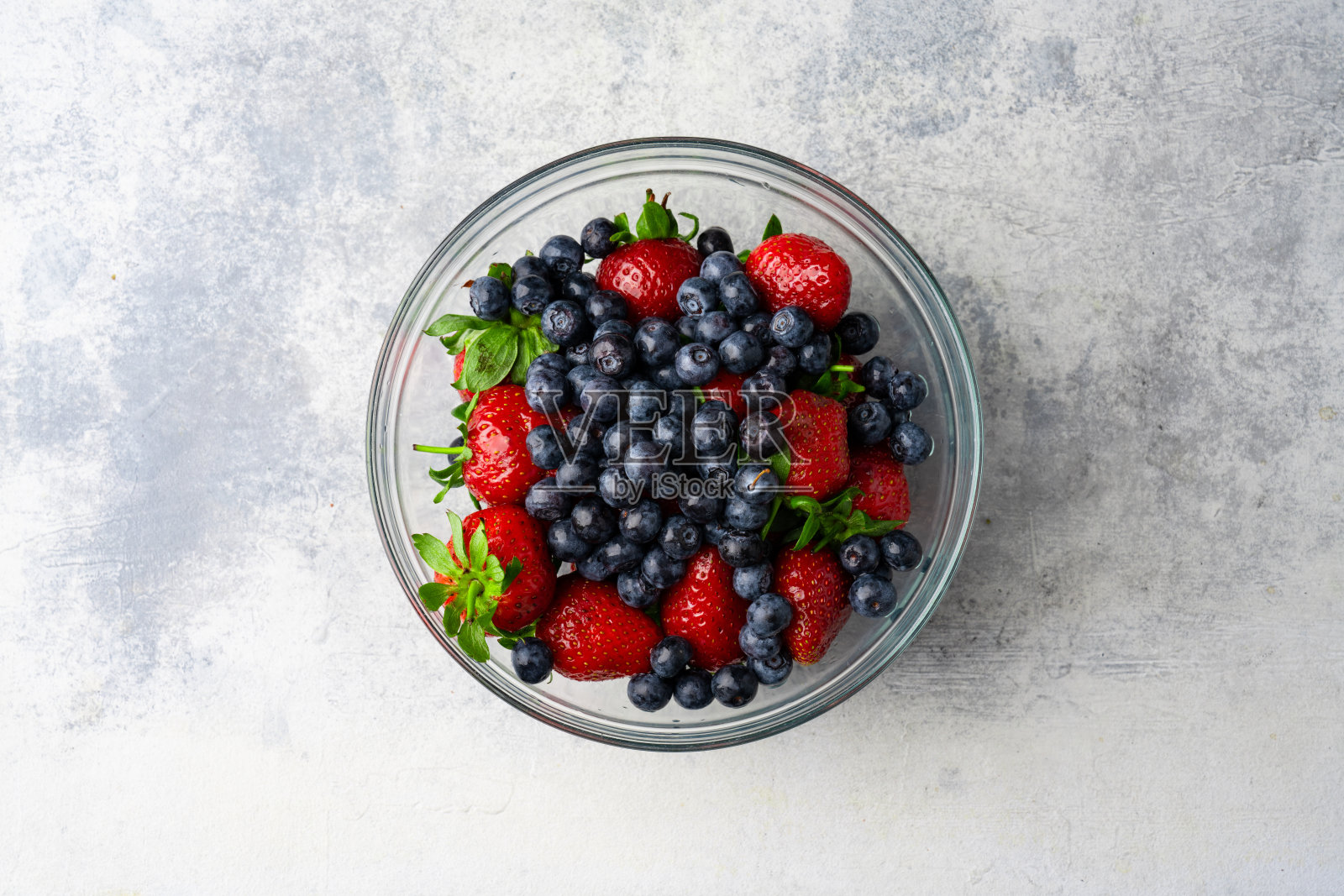 玻璃碗里的蓝莓和草莓照片摄影图片
