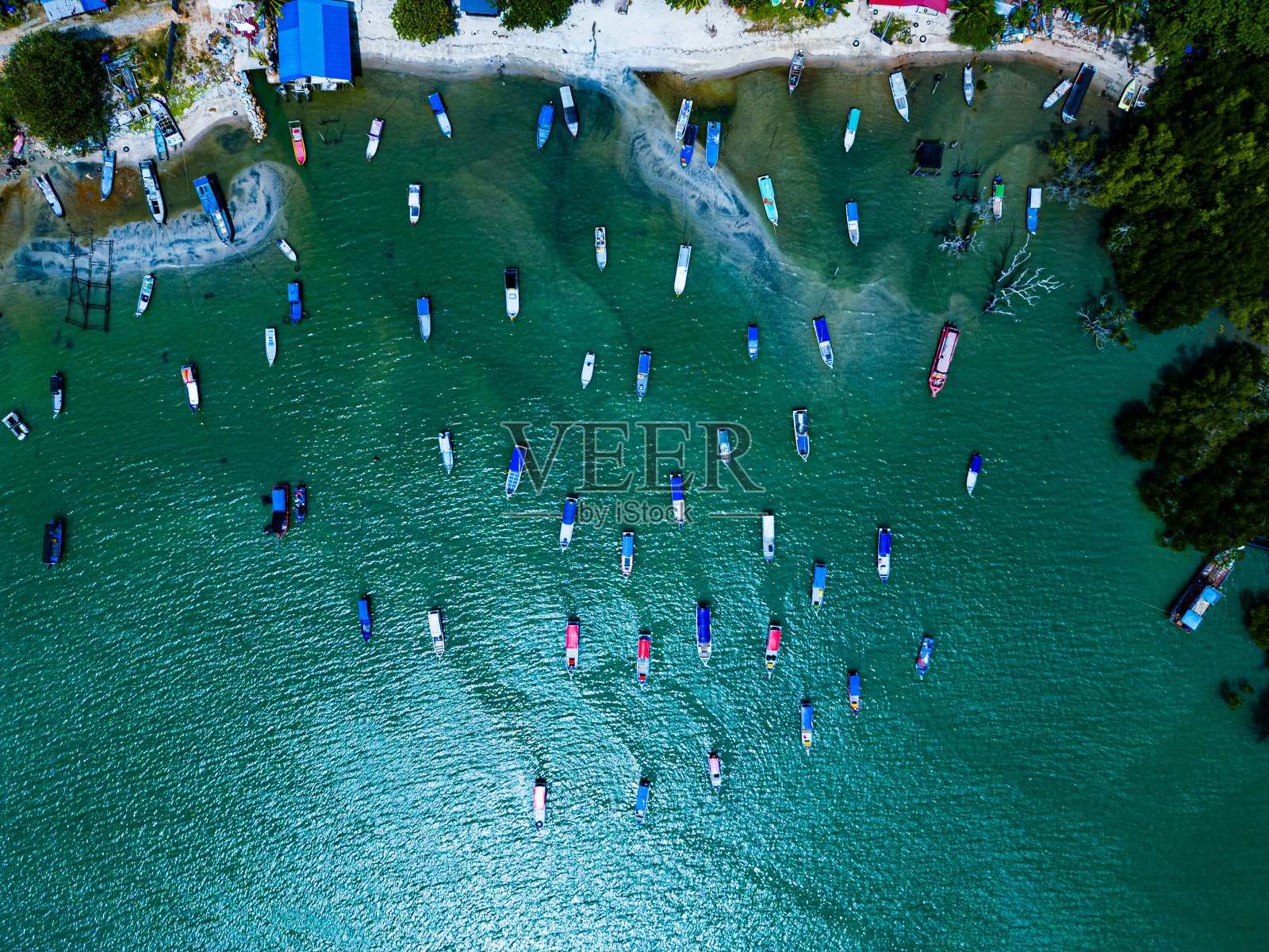 浅水湾里停泊着五颜六色的渔船照片摄影图片