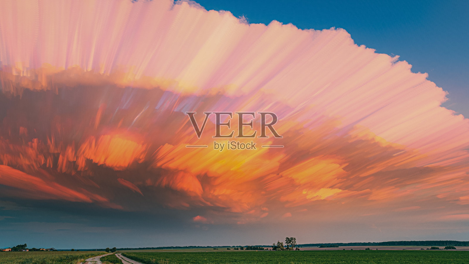 移动的云轨迹天空。涂抹云的惊人效果。长时间曝光使乡村上空的云更快。阳光穿过云层。阳光，阳光，阳光，戏剧性的天空。洋红色的云。粉蓝联盟。照片摄影图片