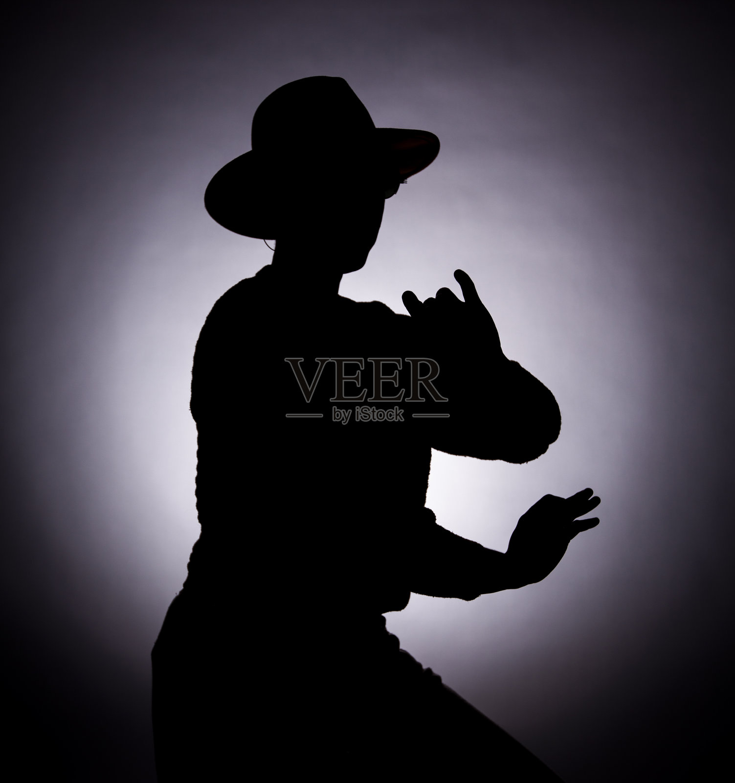 戴着帽子的女人剪影照片摄影图片