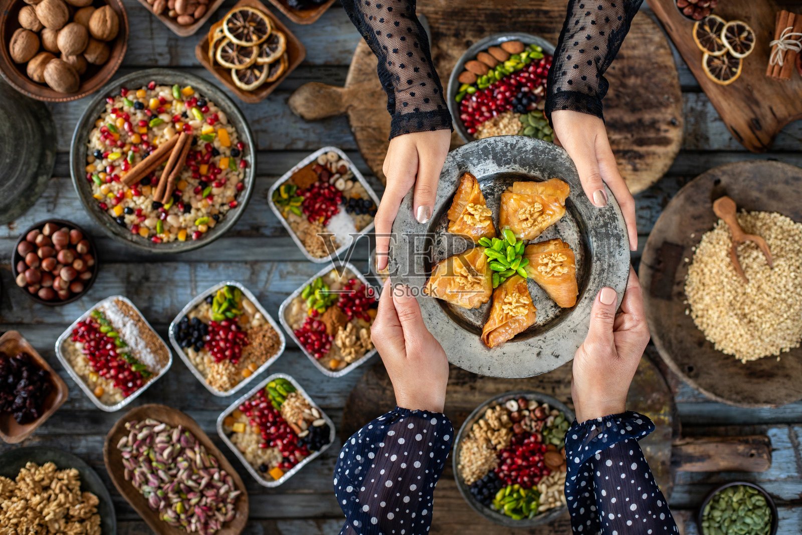 自制果仁蜜饼，配核桃和开心果。开斋节甜点照片摄影图片