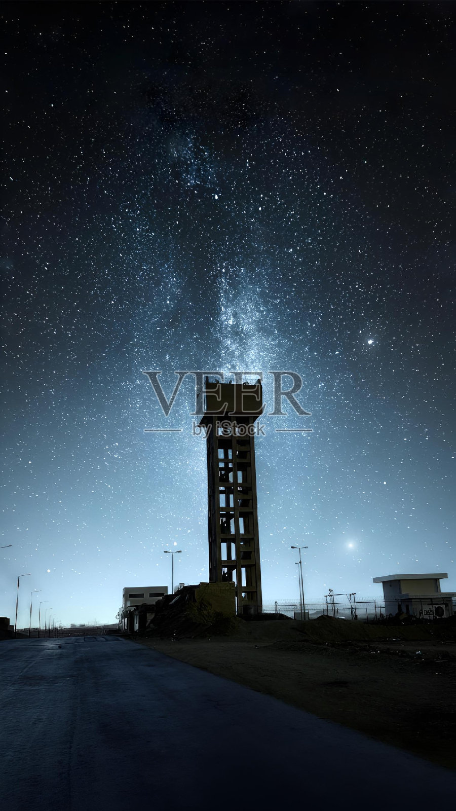 夜晚在高塔上闪耀的星星照片摄影图片