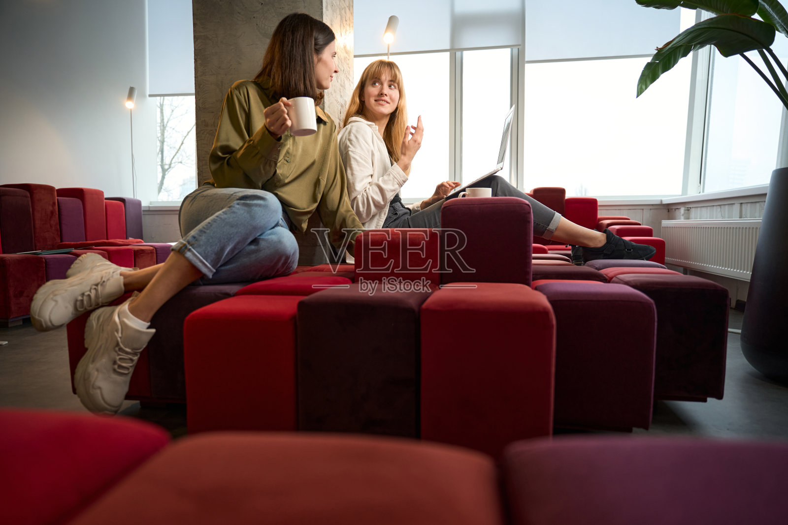 女性设计师在数字时尚项目上合作照片摄影图片