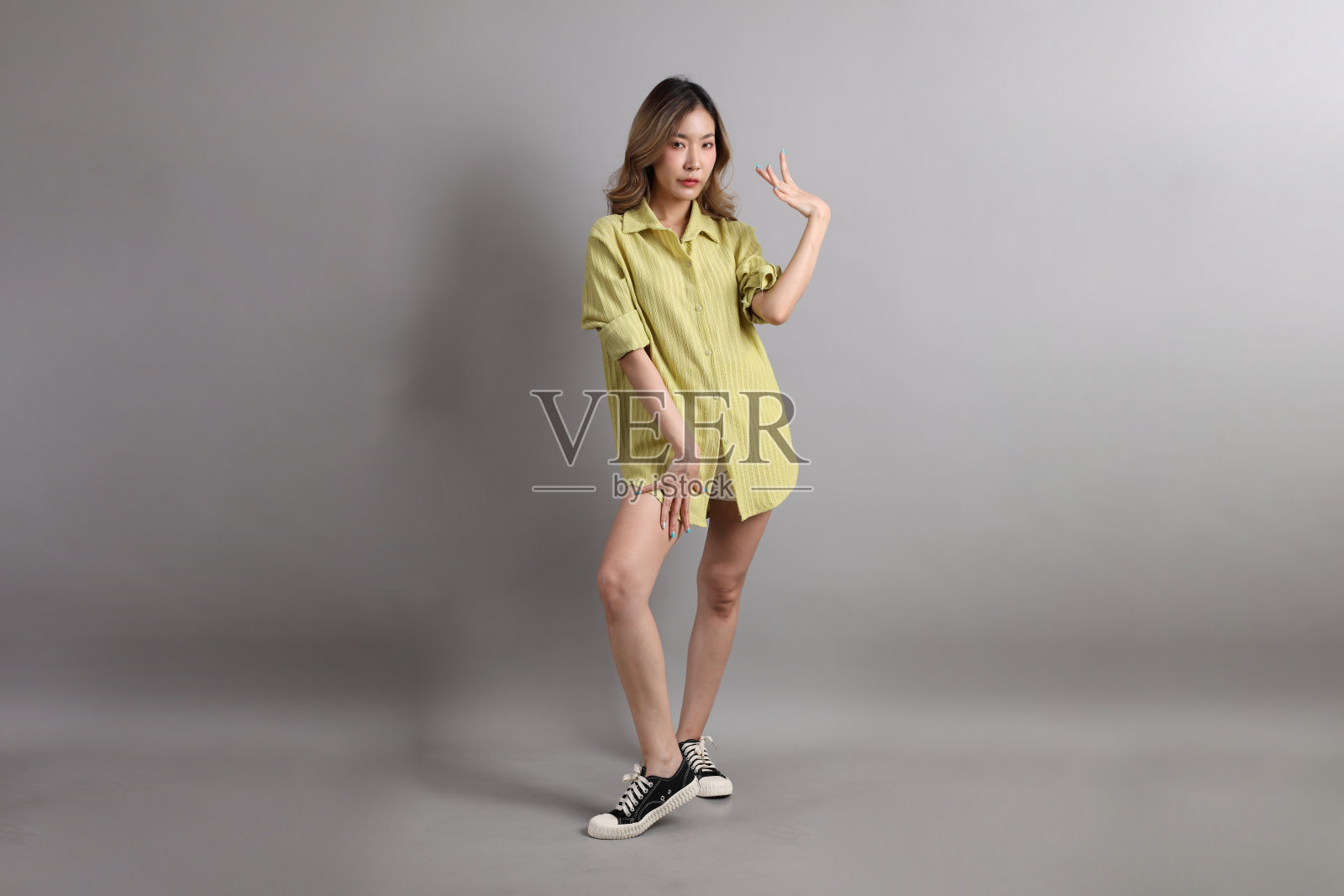 年轻女子照片摄影图片