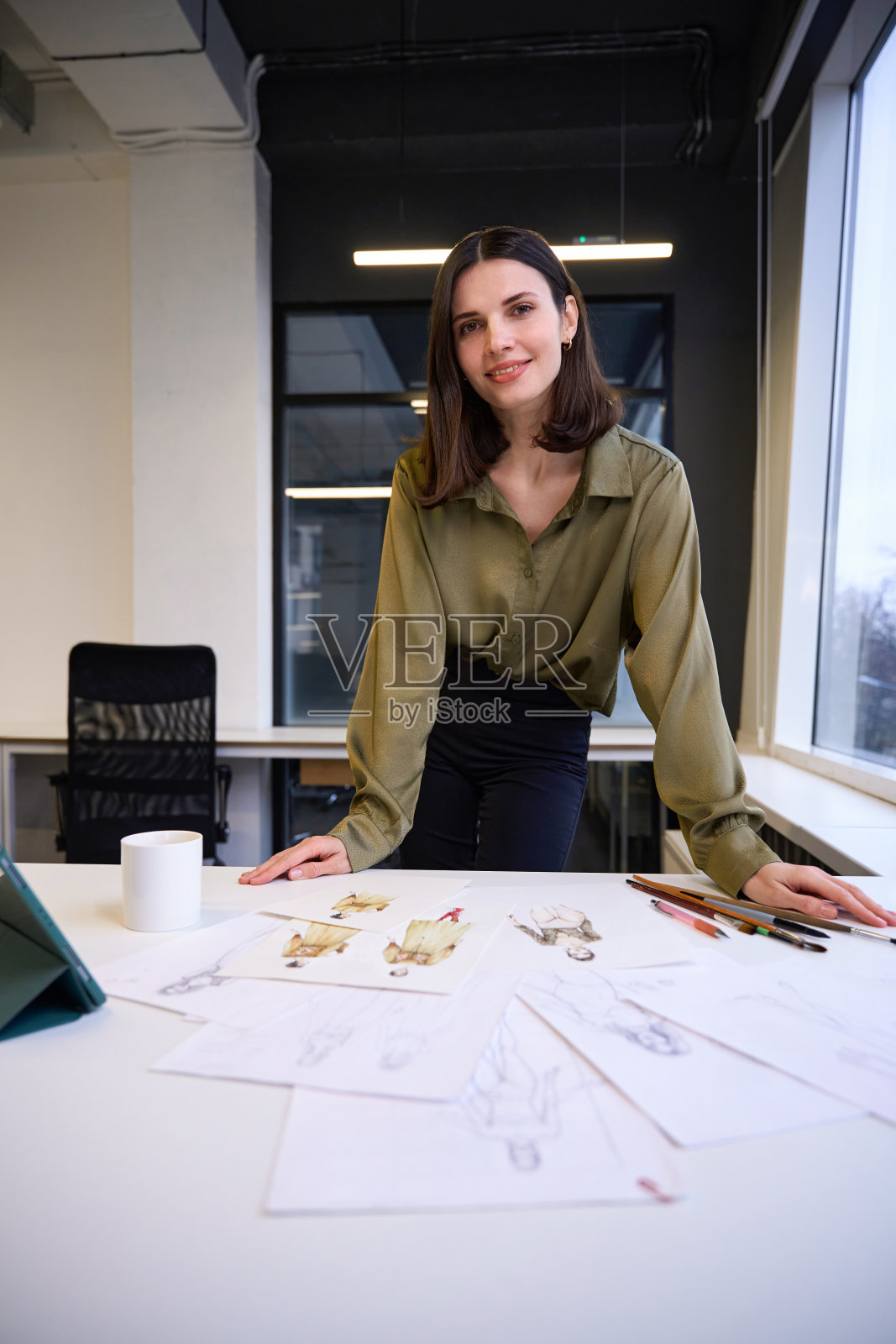 迷人的时装设计师在纸上写生照片摄影图片