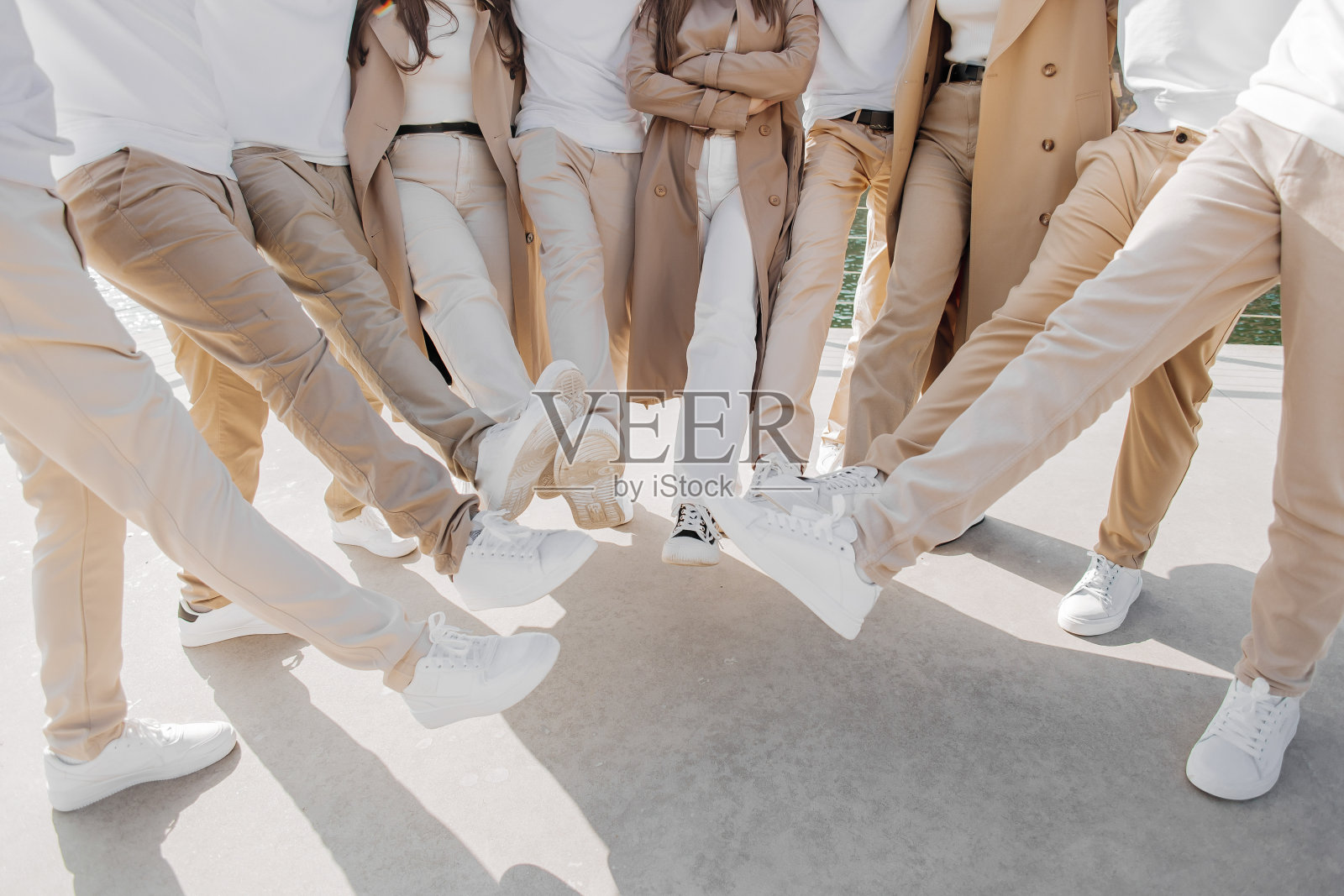 友谊，运动，行动，自由和人的概念-一群快乐的青少年或学校的朋友在户外摆姿势和乐趣。抬起腿的人的裁剪照片。照片摄影图片