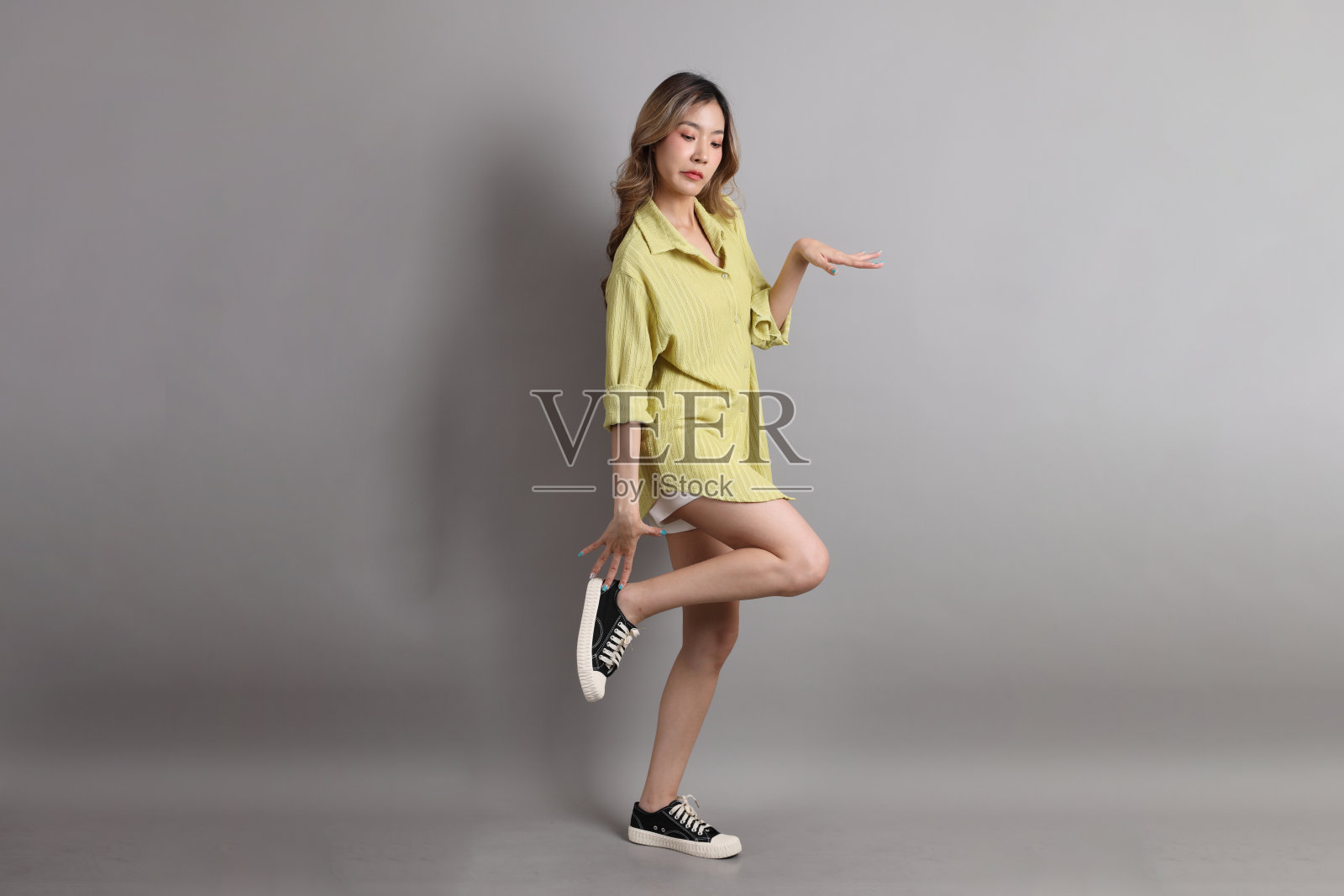 年轻女子照片摄影图片