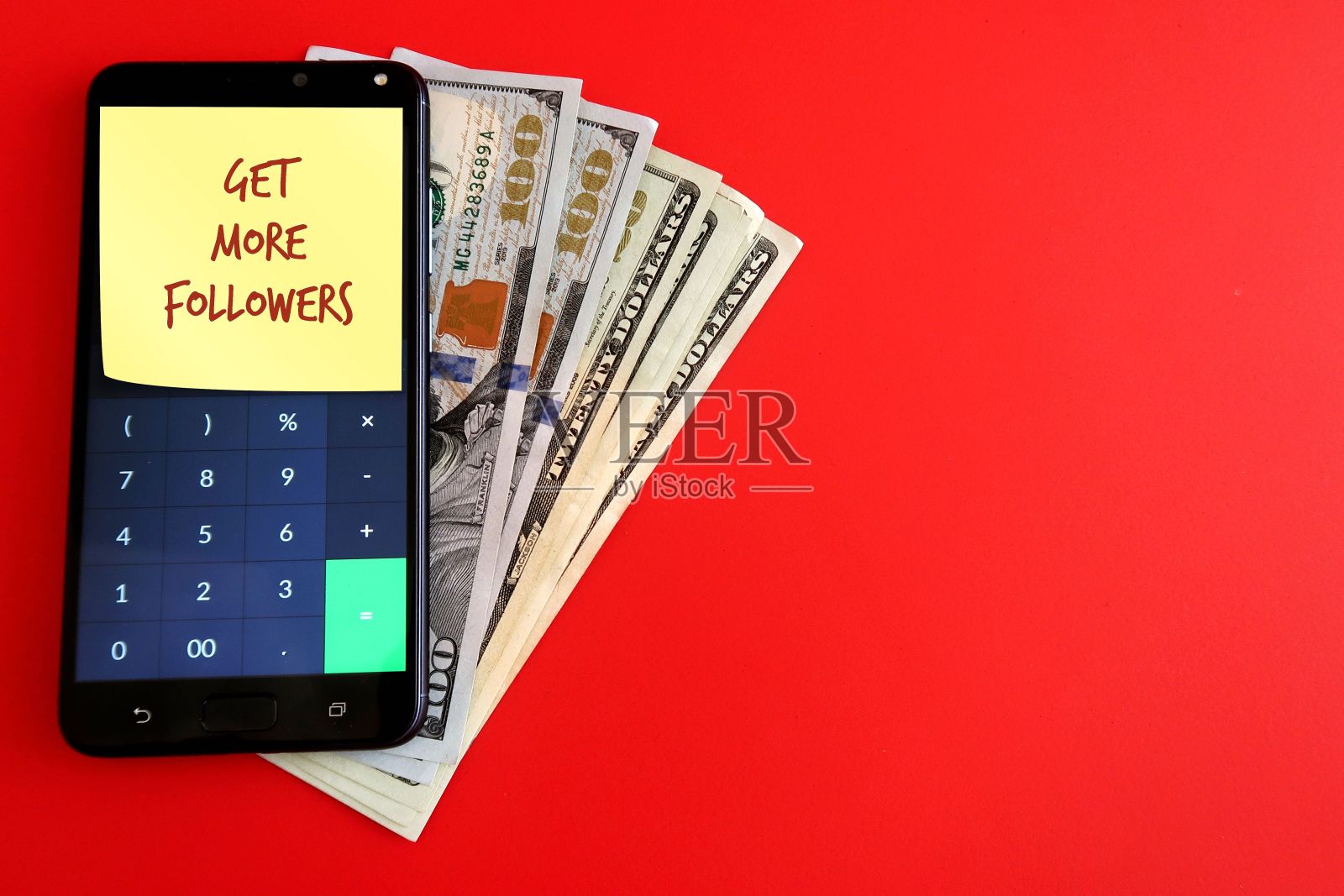 现金美元的钱，移动智能手机上的红色复制空间背景与笔记写GET更多的追随者，以吸引在线受众群体在社交媒体上保持与业务，品牌或产品的联系照片摄影图片