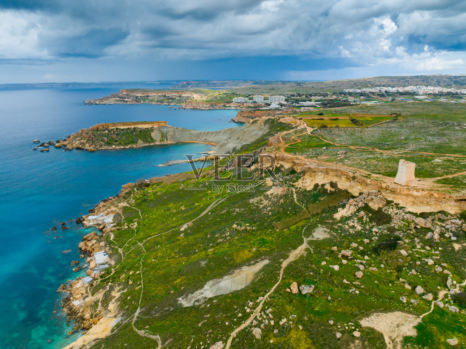 自然景观、海、山、塔。暴风雨的天空，乌云密布。马耳他岛照片摄影图片
