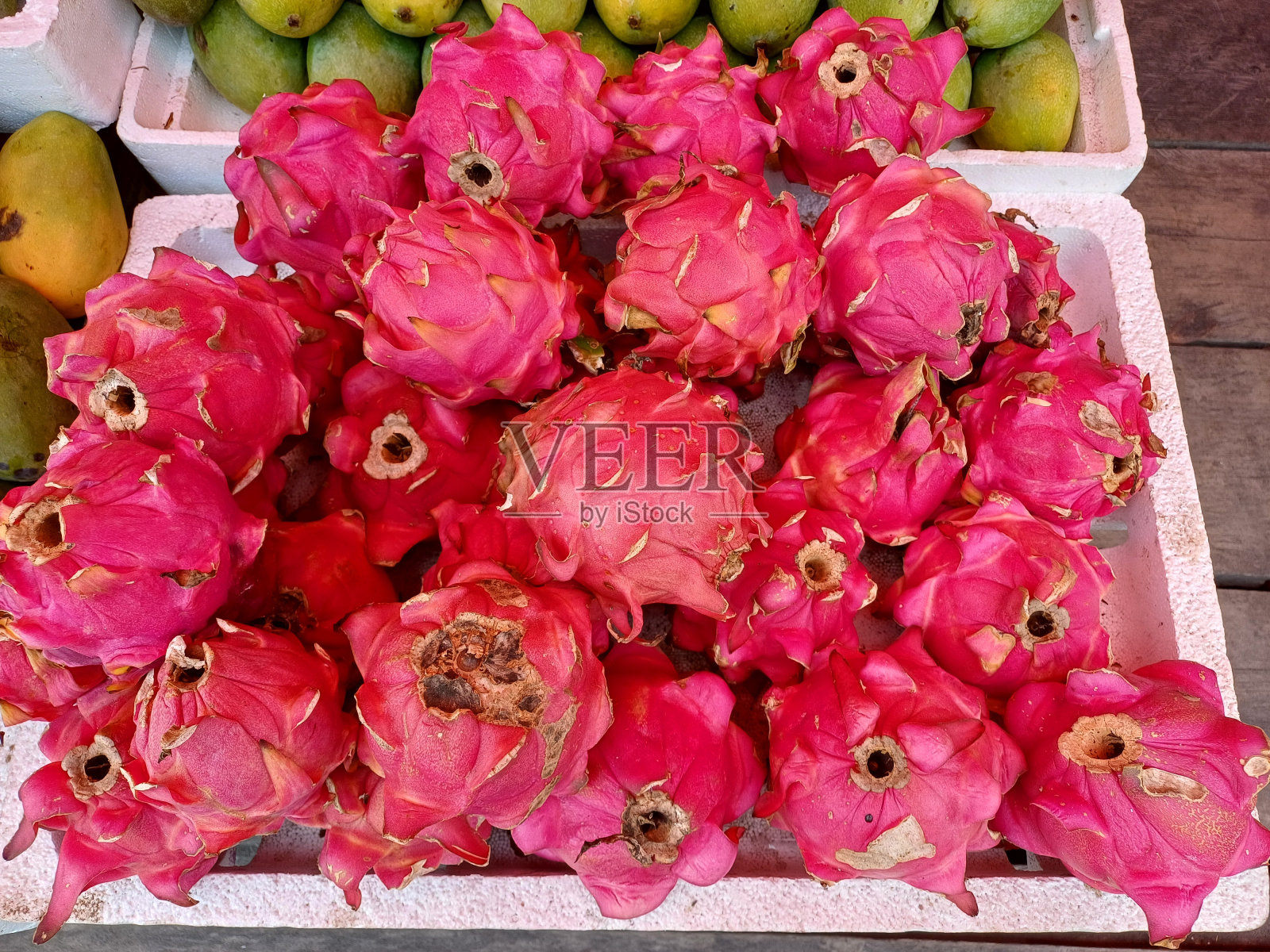 印尼市场上新鲜成熟的火龙果照片摄影图片