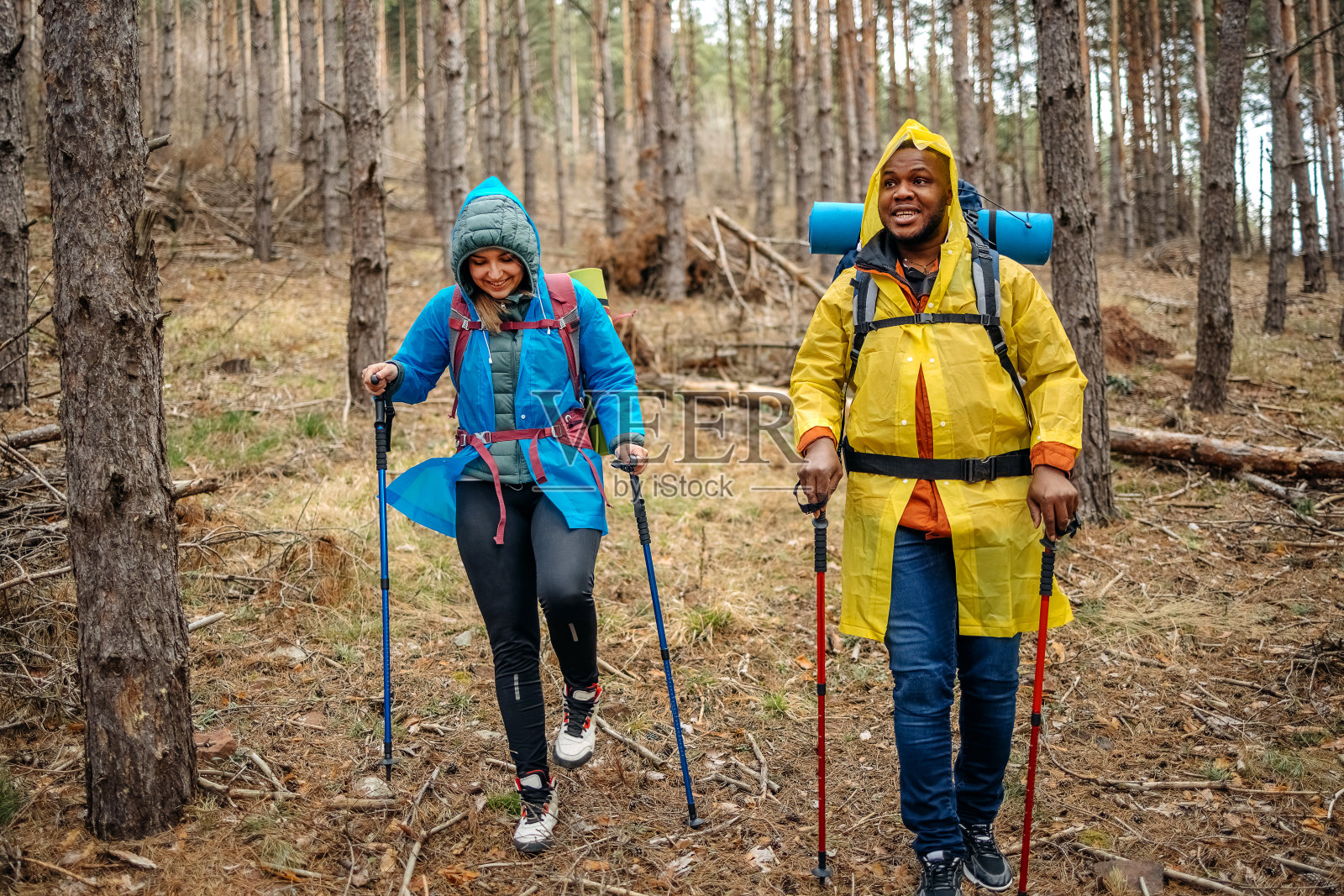 在大自然中远足的年轻夫妇照片摄影图片
