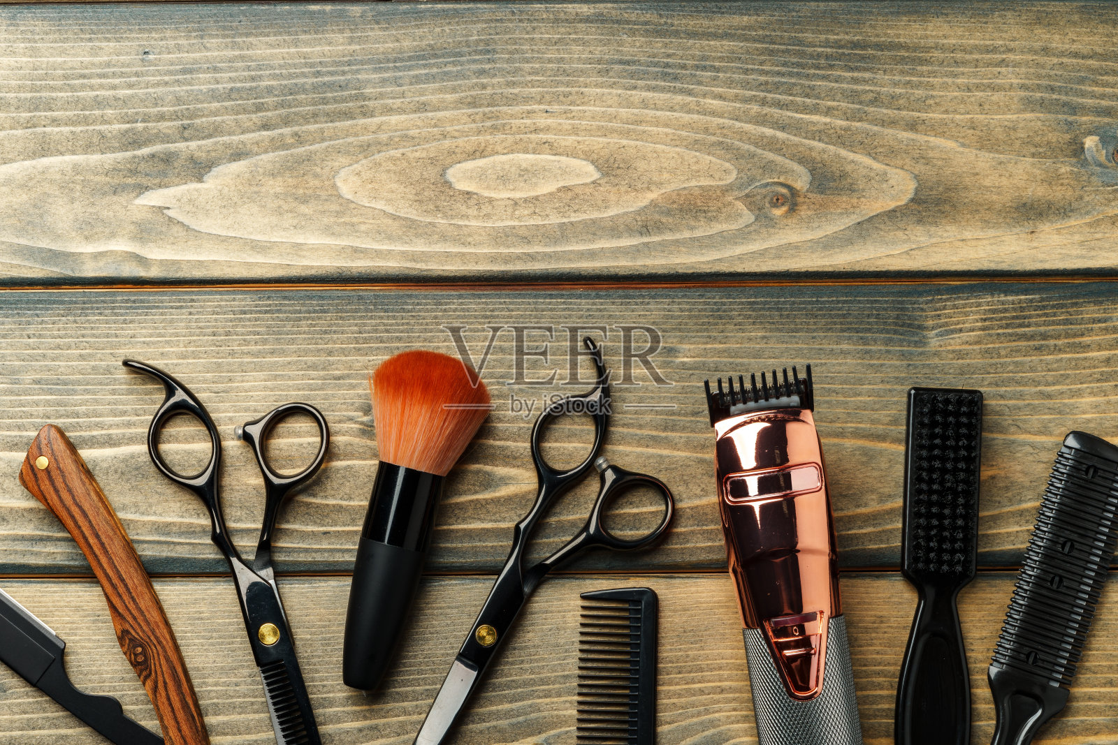 木桌上的一套专业理发工具照片摄影图片