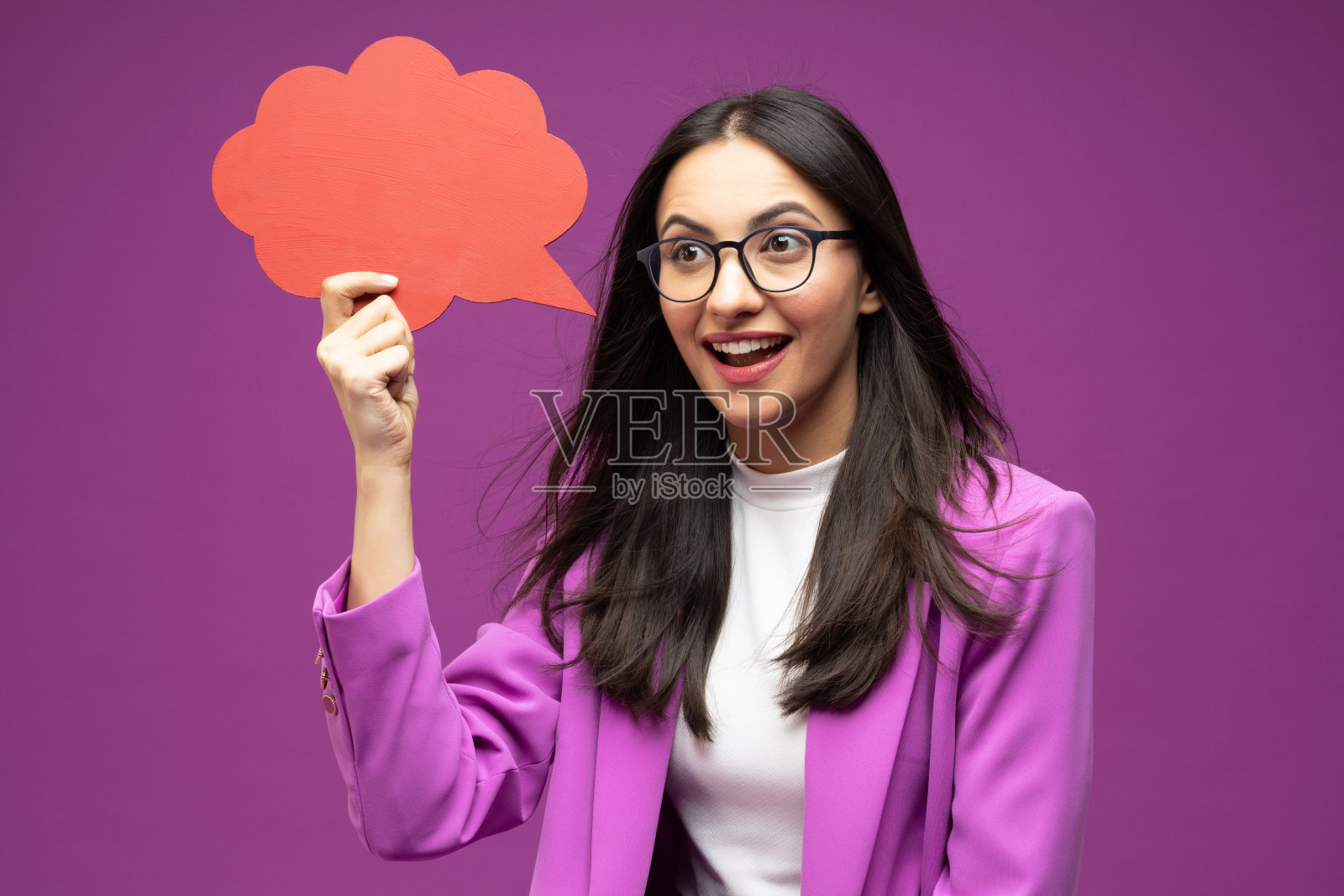 她的肖像她漂亮漂亮的衣服迷人可爱的豪华漂亮的内容开朗的女孩孤立的紫色背景股票照片照片摄影图片