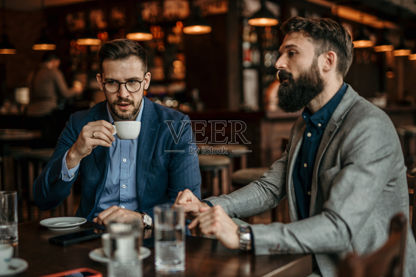 酒吧里的商人照片摄影图片