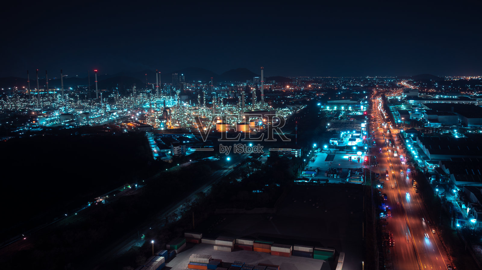 鸟瞰夜景、交通灯、城市及工业厂房、炼油厂、蓝色调、照片摄影图片
