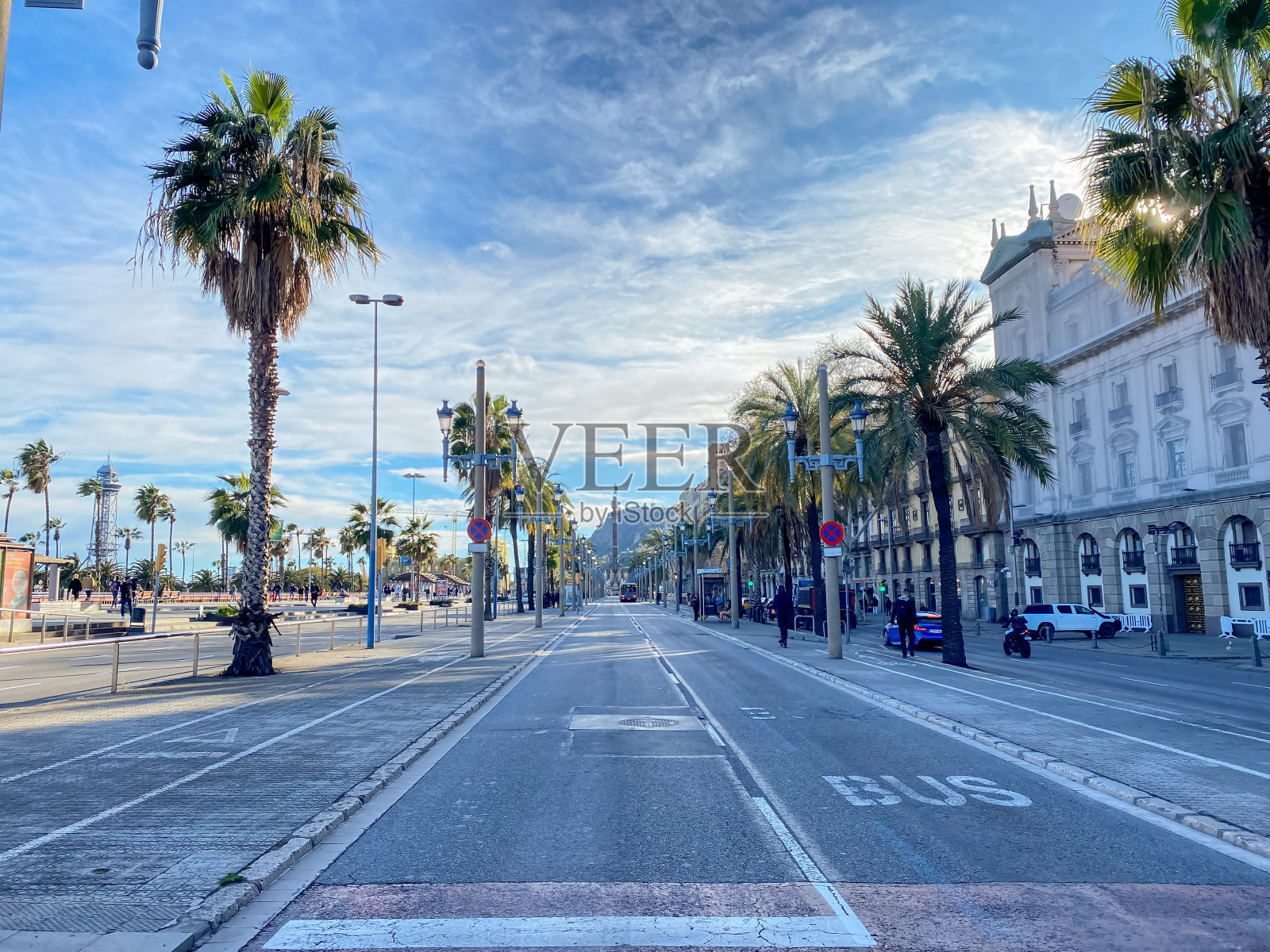 巴塞罗那码头和兰布拉大道附近的大大道照片摄影图片