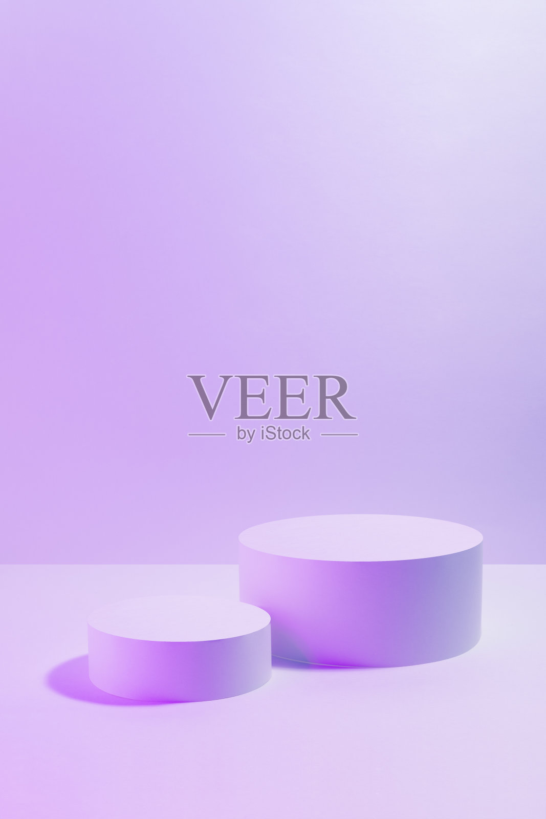 一组两个圆形讲台的化妆品模型在粉红色紫色虚拟霓虹灯。舞台以迪斯科风格展示护肤品、礼品、商品、广告、设计、销售、展示、展示。照片摄影图片