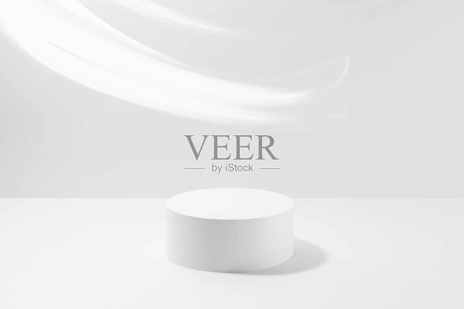 一个圆形的白色化妆品基座模型，白色背景上光滑的霓虹灯条纹。现场展示护肤品、礼品、广告、销售，展示优雅风采。照片摄影图片