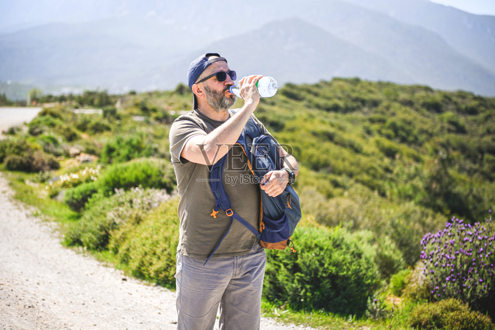 成熟的成年男子旅行者照片摄影图片