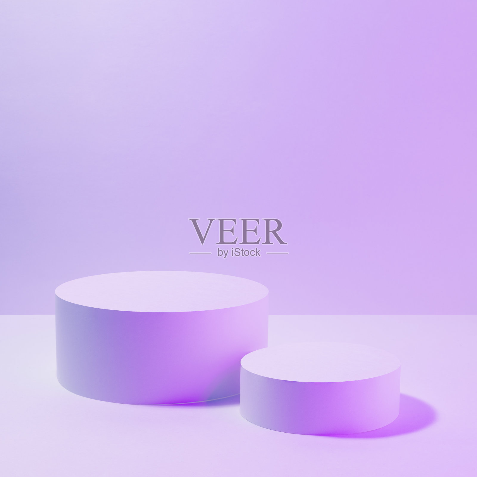 一组两个圆形讲台的化妆品模型在粉红色紫色虚拟霓虹灯。舞台以迪斯科风格展示护肤品、礼品、商品、广告、设计、销售、展示、展示。照片摄影图片