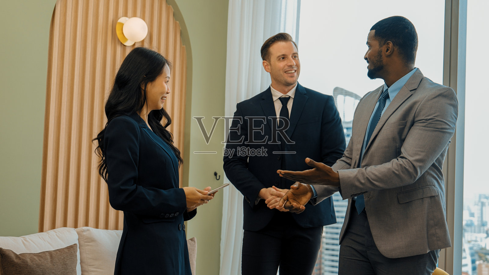 形形色色的商务人士在装饰华丽的办公室里讨论商业计划照片摄影图片