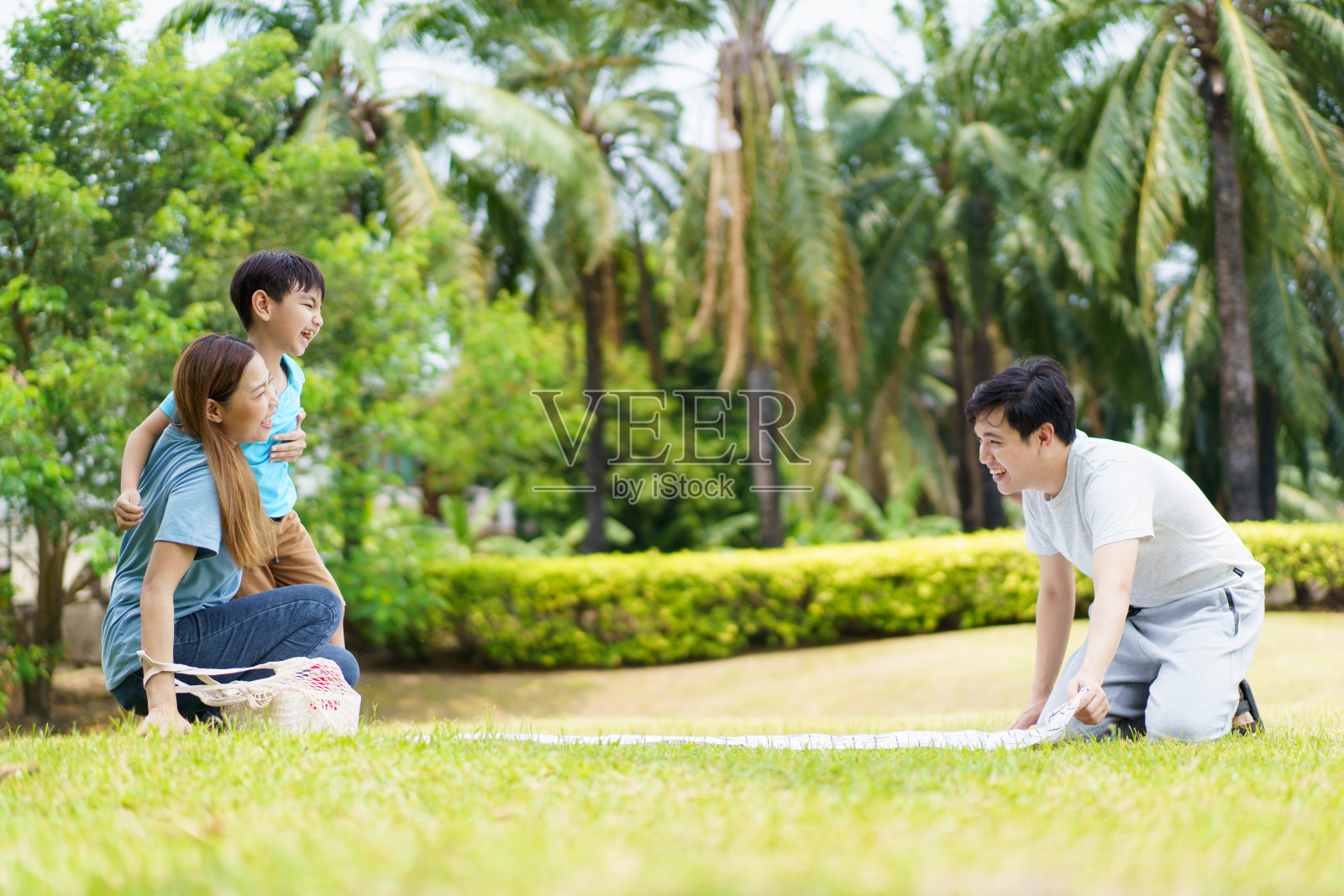 全家一起野餐。照片摄影图片