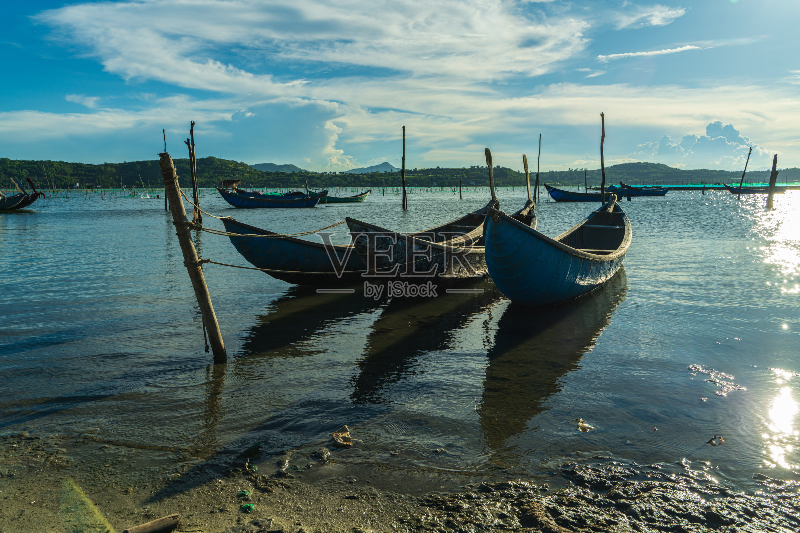 O Loan河上的木船照片摄影图片