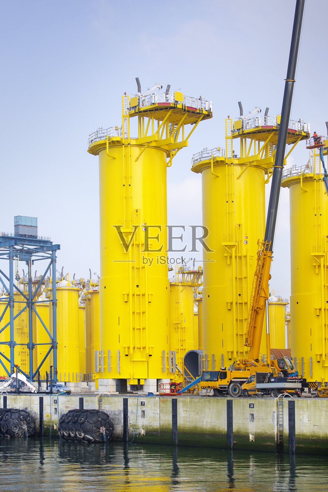 重工业-风力涡轮机单桩照片摄影图片