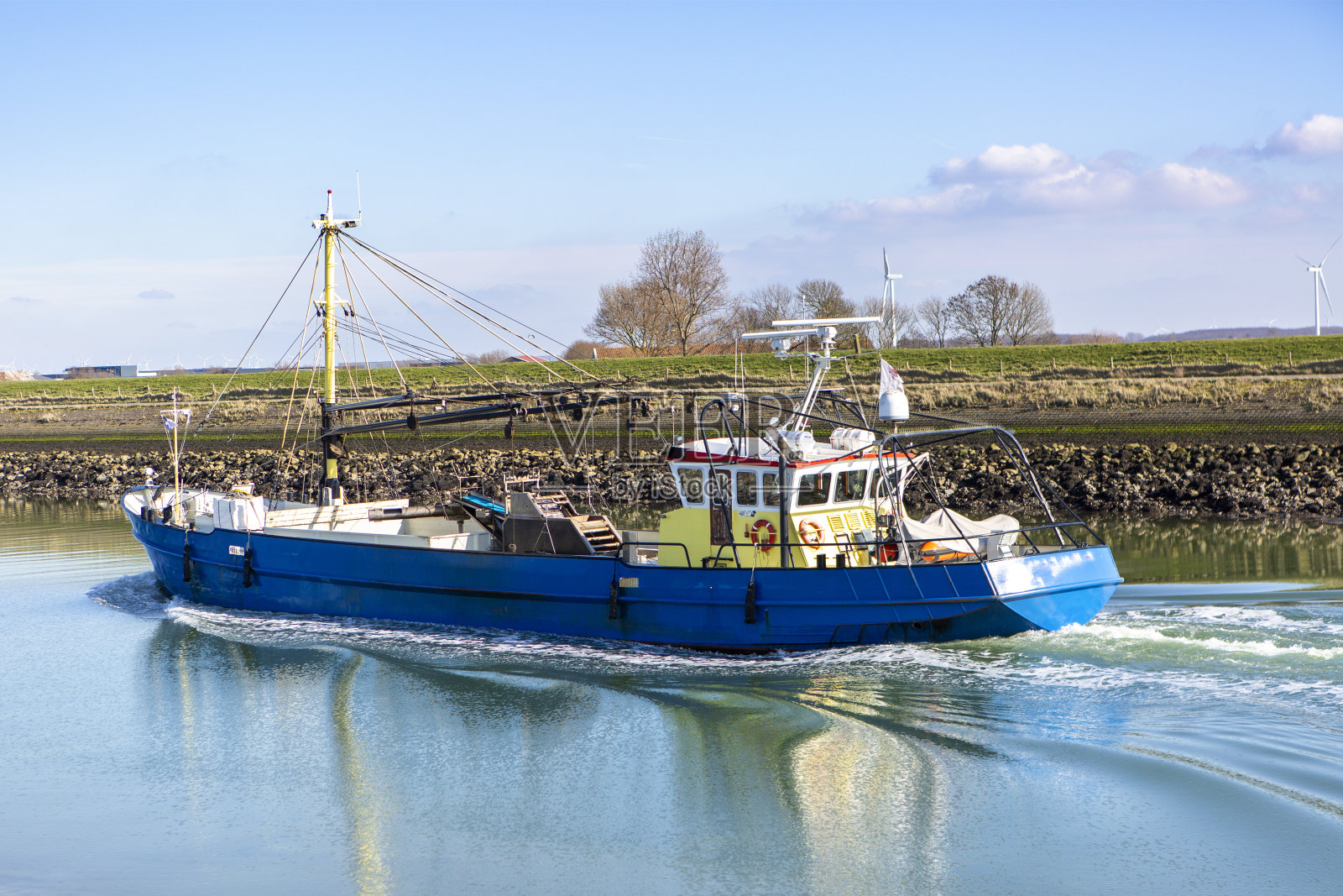 荷兰的风景、水、运河和船照片摄影图片