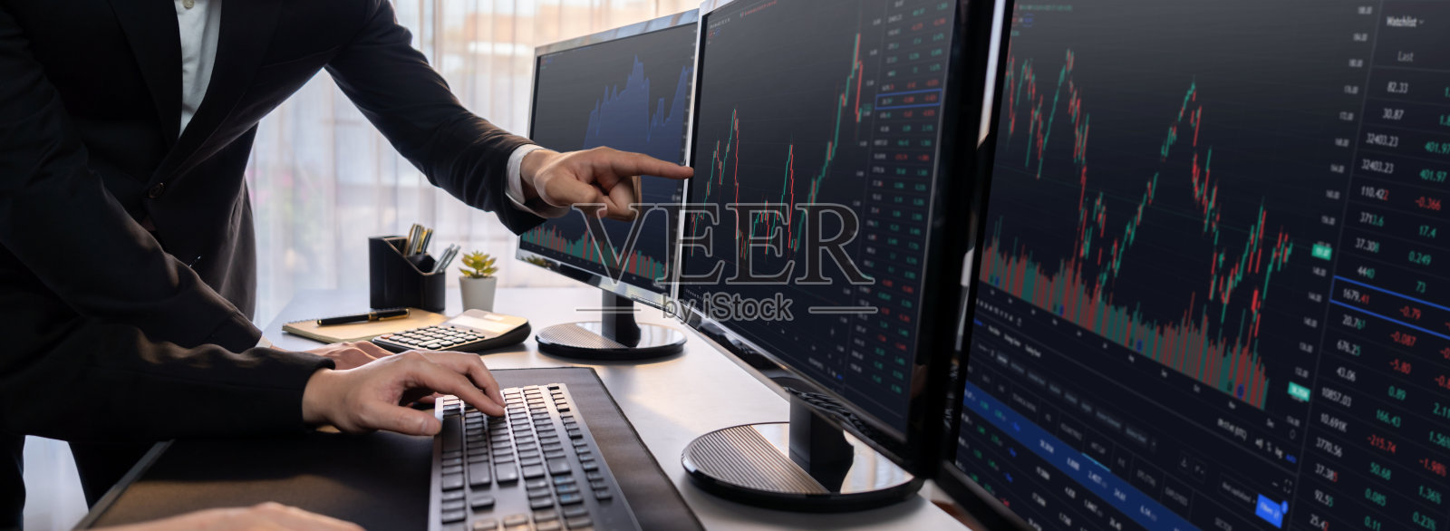 在贸易公司分析股票图表的商人和经纪人。开拓照片摄影图片