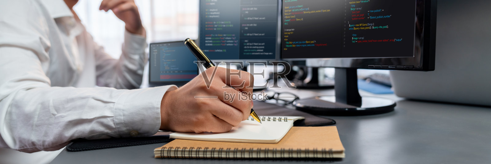 应用程序开发人员解决和编写代码。开拓照片摄影图片