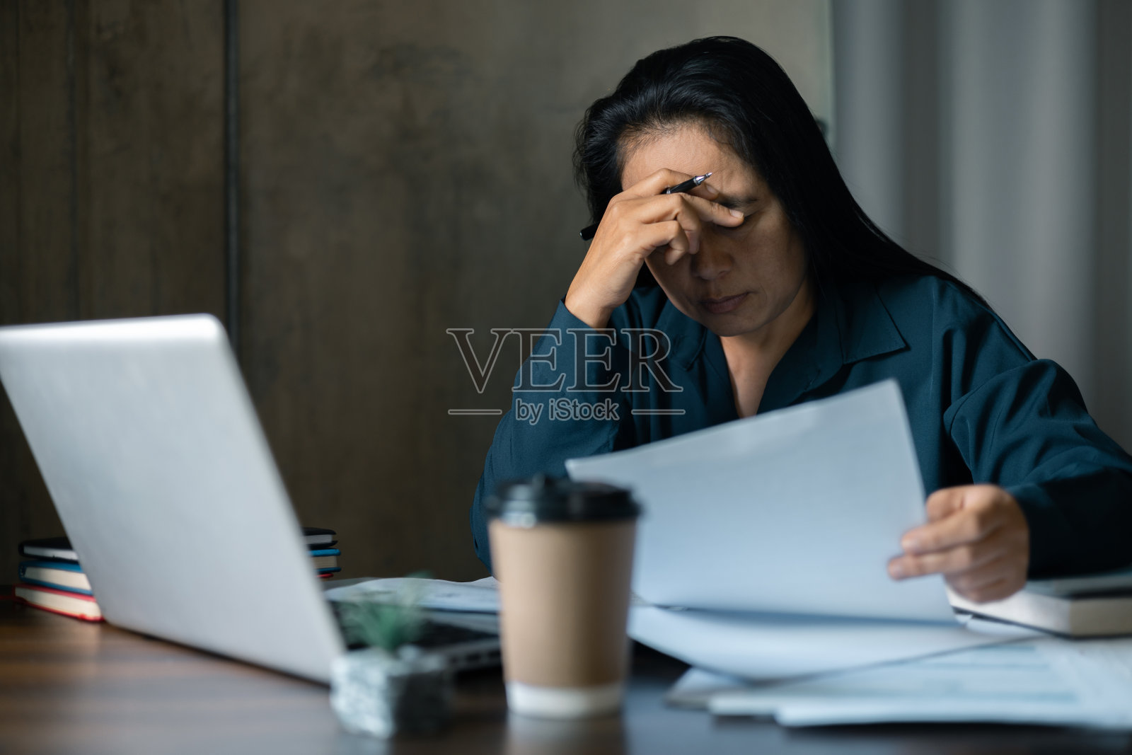 有压力的女商人照片摄影图片