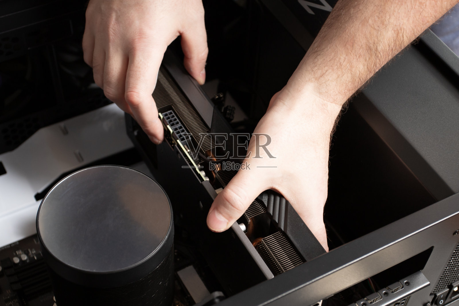 电脑工程师组装PC，手持显卡，硬件安装。照片摄影图片