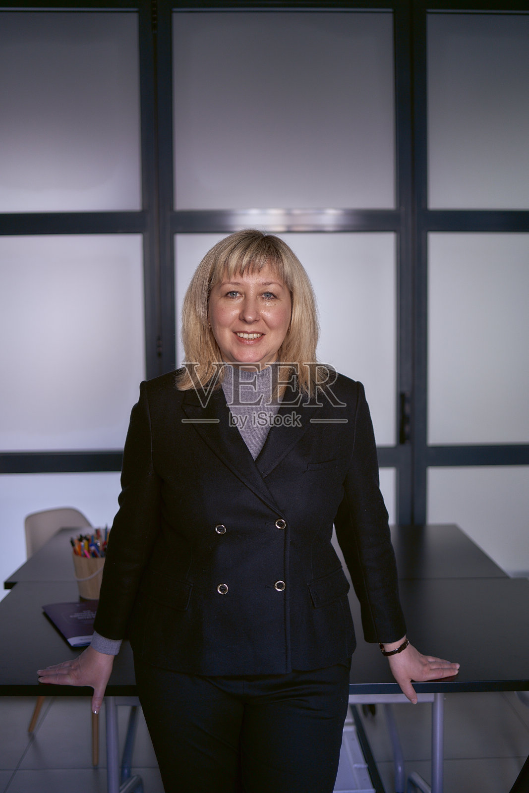 办公室里一个穿着西装的金发中年女人的画像照片摄影图片