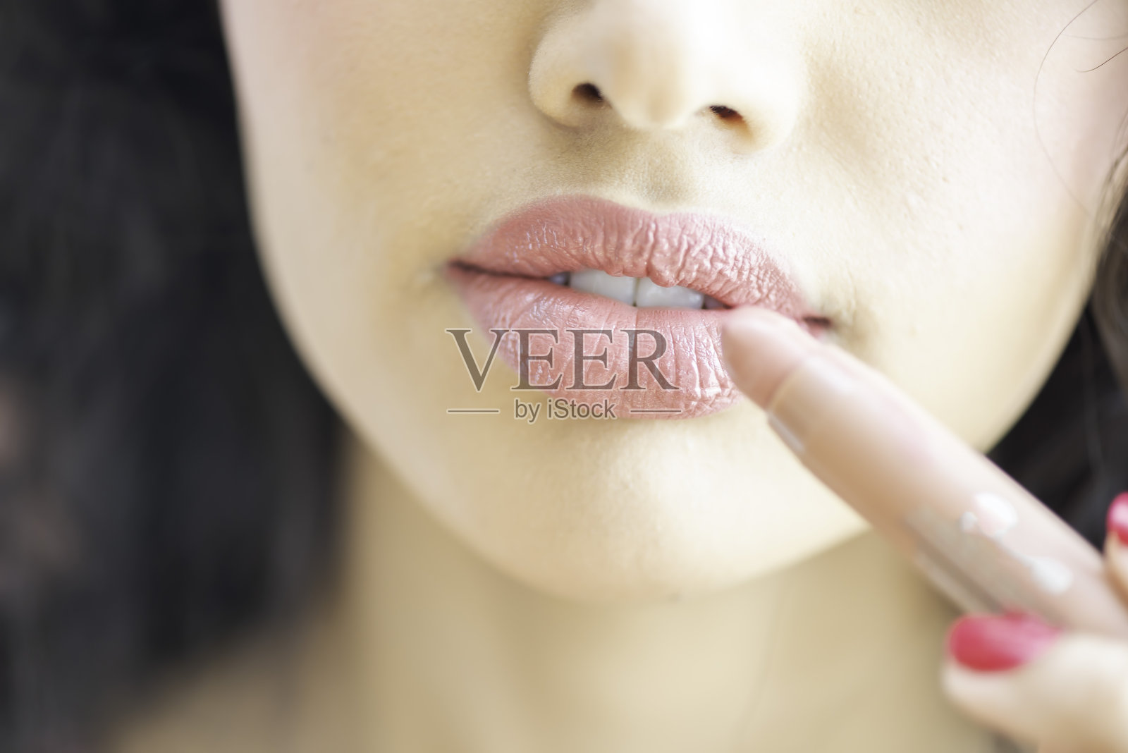 美容护肤女士拿口红的特写照片摄影图片