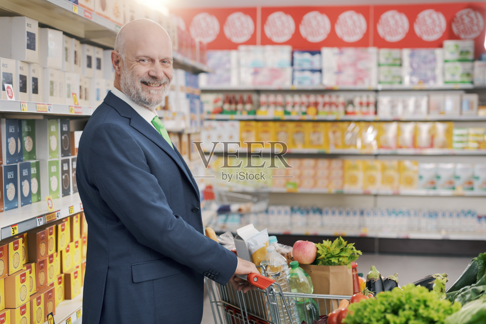 商务主管在商店买杂货照片摄影图片