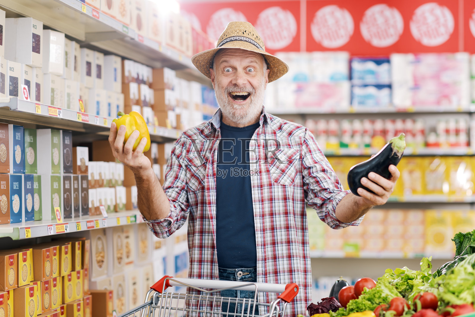 惊喜的快乐农民在超市买新鲜蔬菜照片摄影图片