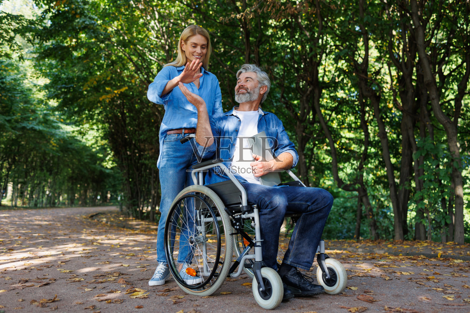 一起探索:女人领导公园冒险照片摄影图片