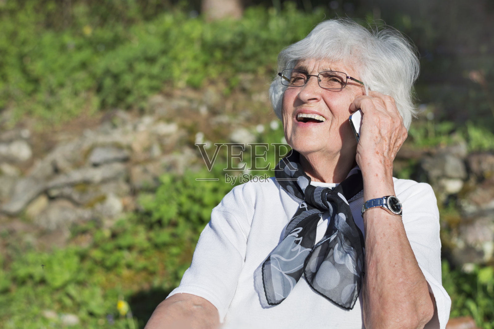 快乐的老女人在打电话照片摄影图片