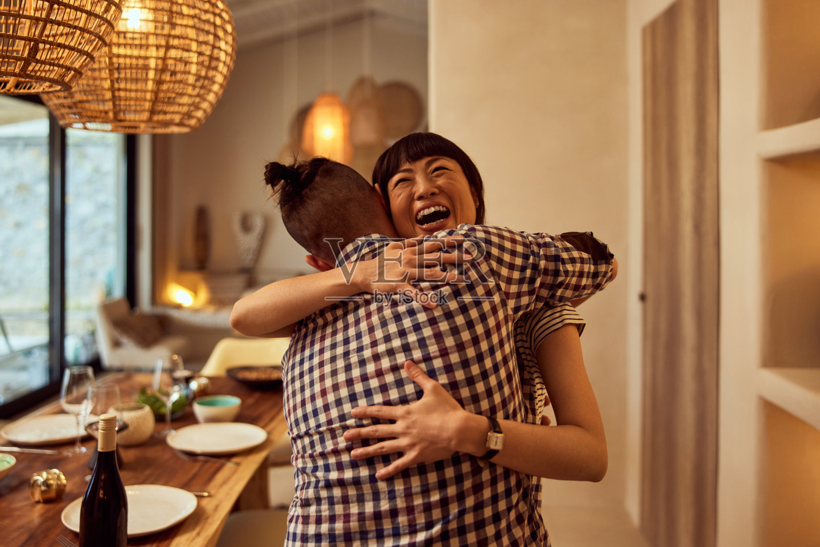 两个可爱的朋友在拥抱，来吃生日晚餐，看起来很开心。照片摄影图片