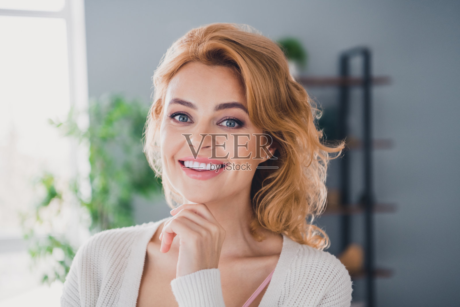 照片漂亮的积极聪明的女孩微笑微笑手臂触摸下巴头脑风暴的自由时间公寓室内照片摄影图片