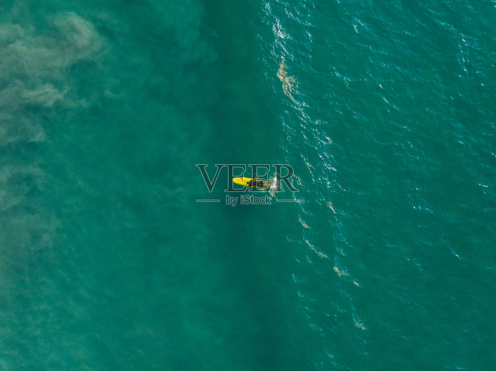 年轻人在海上划桨冲浪板的鸟瞰图照片摄影图片