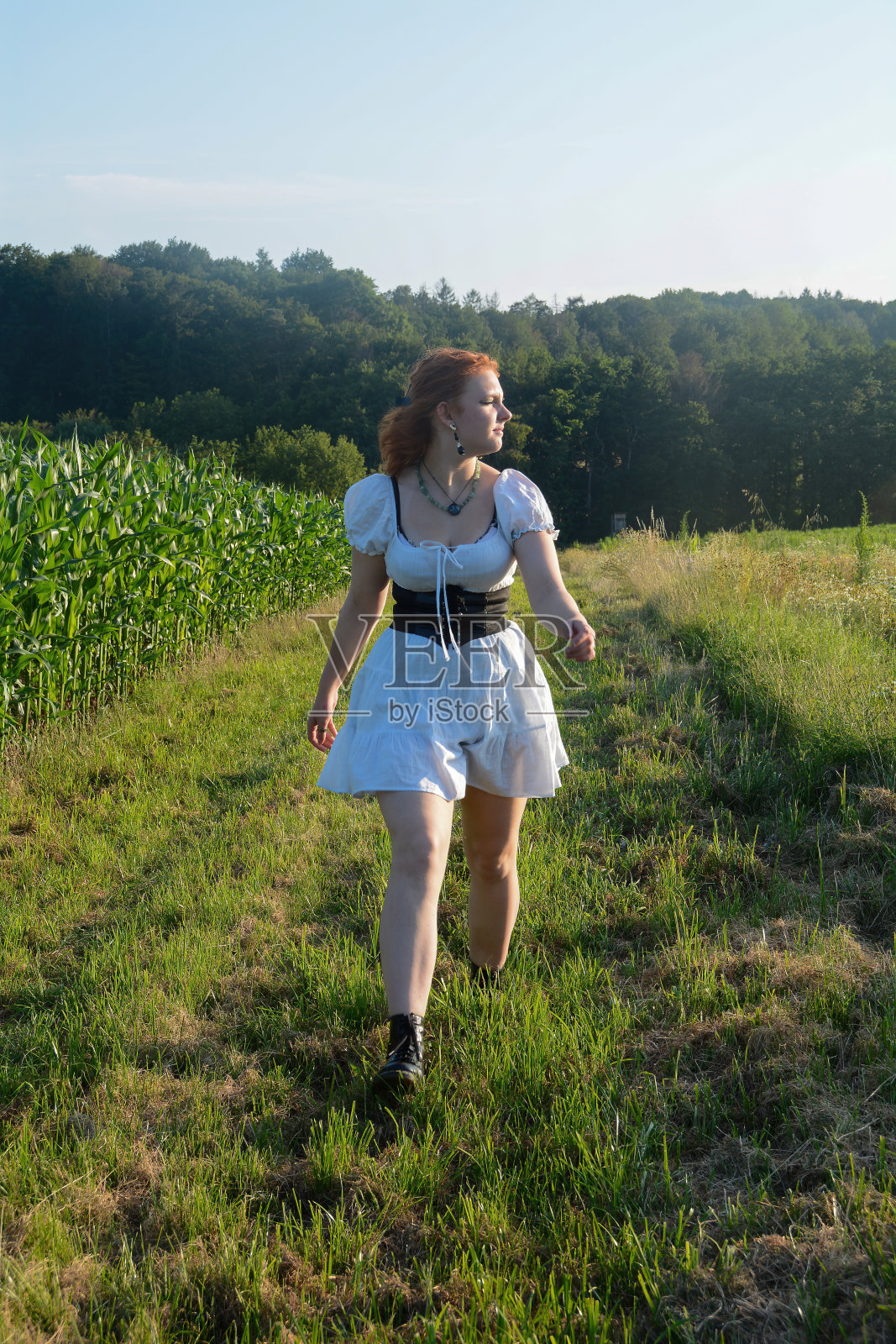 一位年轻女子走在大自然中照片摄影图片