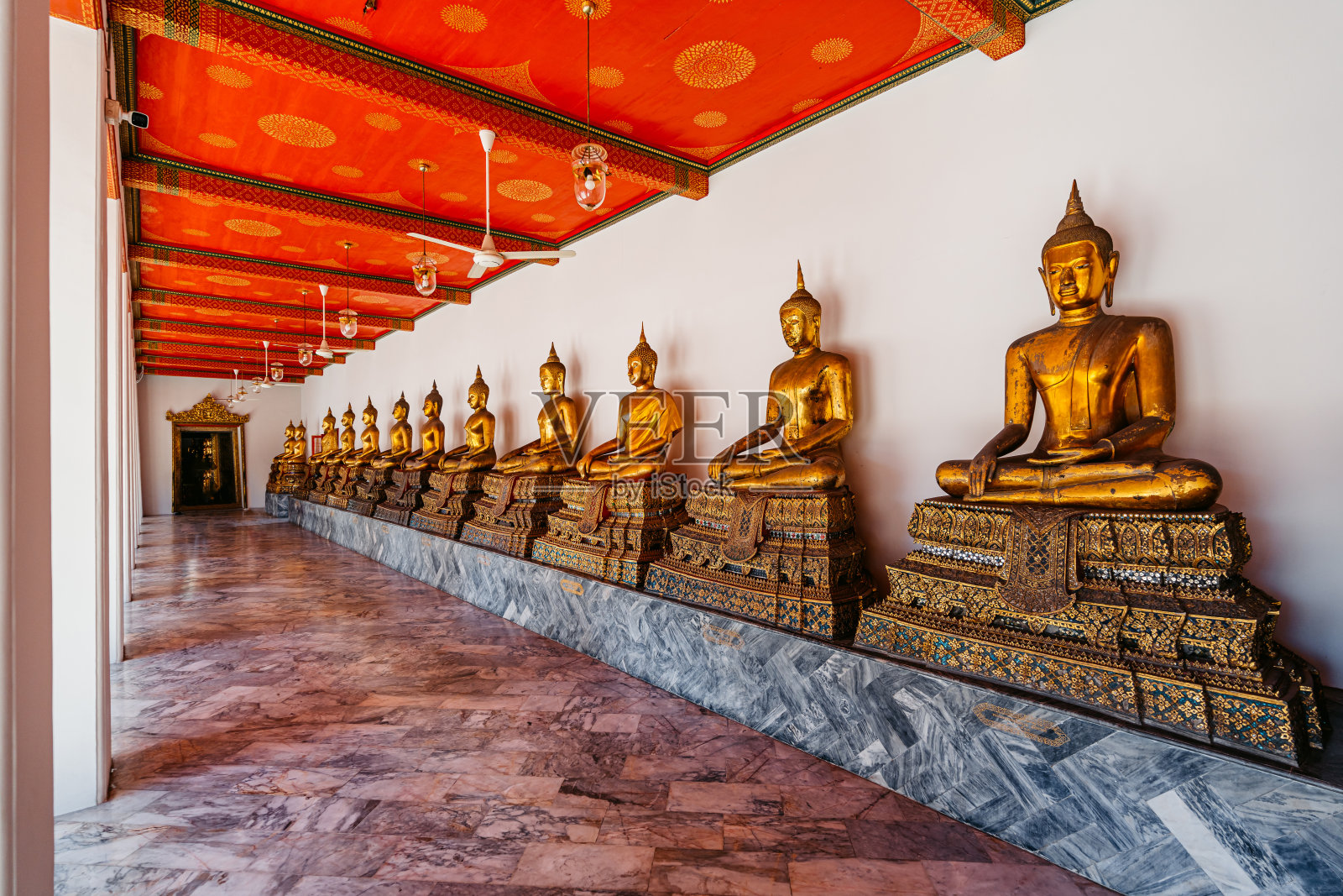 泰国曼谷卧佛寺内的坐佛雕像照片摄影图片